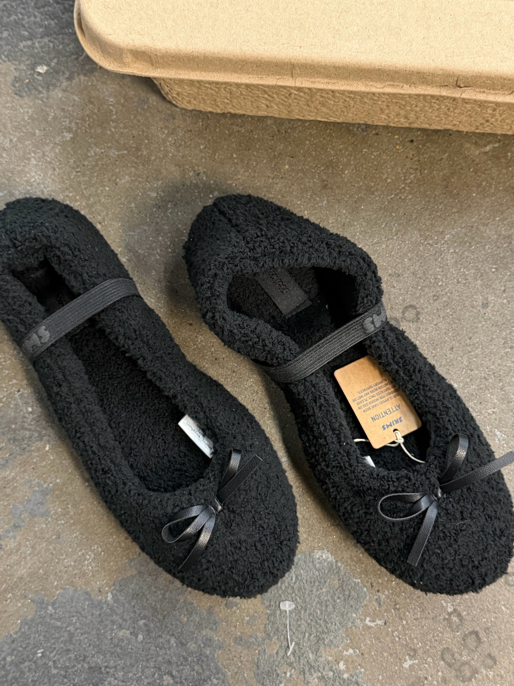 Skims Size 7 Black Shoes