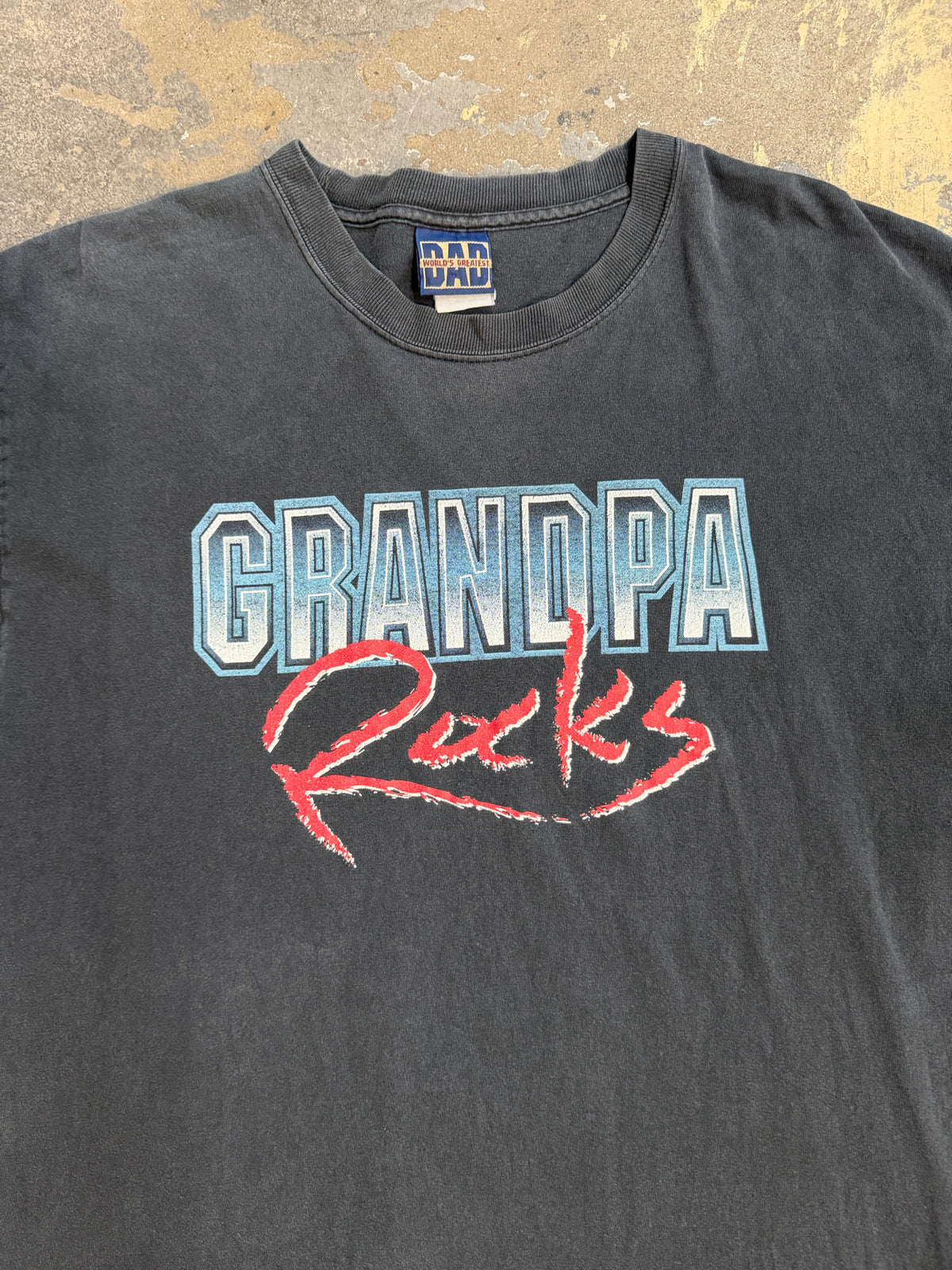World's Greatest DAD Medium Vintage Graphic Shirt