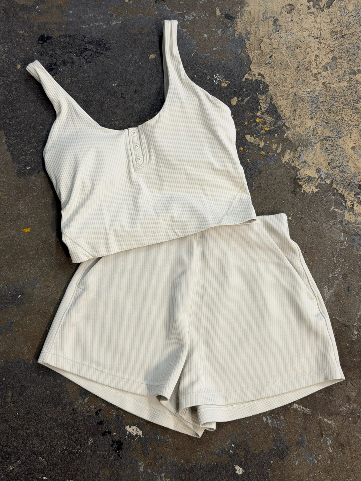 lululemon Size 2 Tan Athletic Apparel